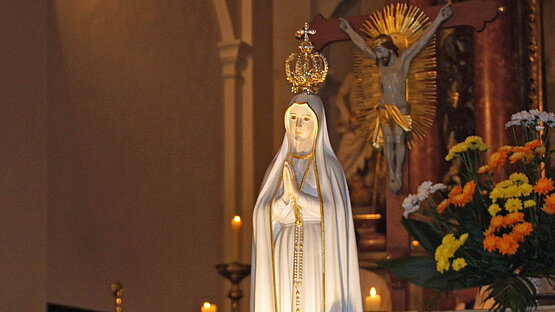 Fatima Madonna in der Kirche mit Blumenschmuck